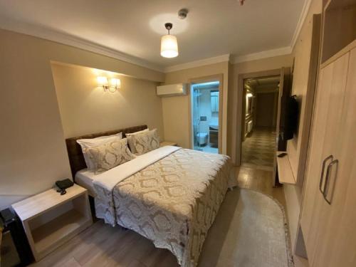 伊斯坦布尔Hotel Mavirem的一间卧室配有一张床和一台电视