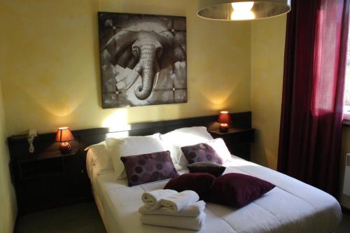 马赛豪德科林斯酒店的卧室配有一张挂着大象照片的床。