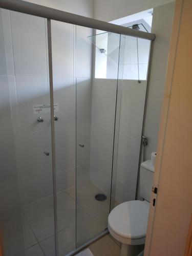圣塞巴斯蒂安Hotel Guarda Mor的带淋浴和卫生间的浴室