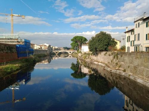 普拉托Bercos deluxe的城市里一条有桥的河流