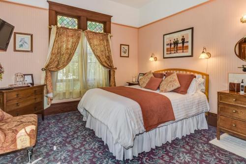 星期五港The KirkHouse Bed and Breakfast的一间卧室设有一张大床和一个窗户。