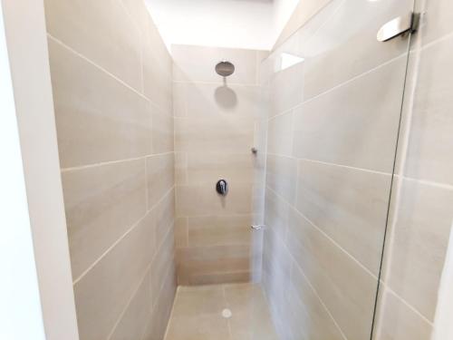 比列塔CasaMIA Hotel Boutique - Villeta的浴室里设有玻璃门淋浴