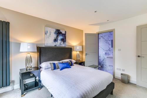 比金山Valley house的卧室配有一张蓝色色调的大型白色床。