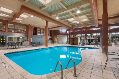 圣凯瑟琳市Best Western St Catharines Hotel & Conference Centre的酒店游泳池设有桌椅