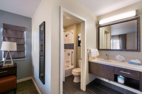 赫恩登Sonesta ES Suites Dulles Airport的一间带水槽、卫生间和镜子的浴室