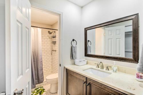 海恩斯维尔Bright Hinesville Home, 43 Mi to Savannah!的一间带水槽、卫生间和镜子的浴室