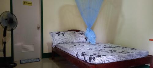 ItaytayRodel Yellow Hauz的一张蓝色窗帘的房间的小床