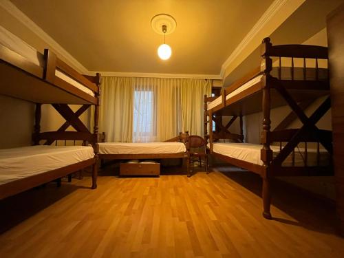 伊斯坦布尔茶姆贝尔波西米亚酒店的一间卧室设有两张双层床和一扇窗户。
