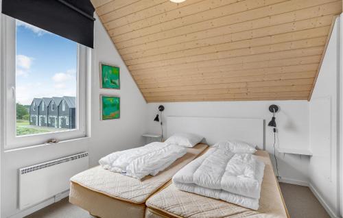 北内伯尔Lovely Home In Nrre Nebel With Wifi的配有木天花板的客房内的两张床