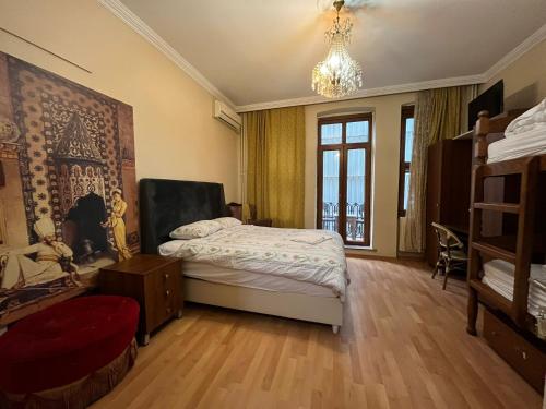 伊斯坦布尔茶姆贝尔波西米亚酒店的一间卧室配有一张床和一个吊灯