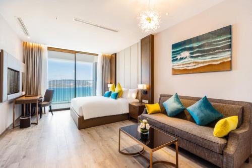 芽庄PANORAMA Nha Trang by HLG的酒店客房设有一张沙发和一张床
