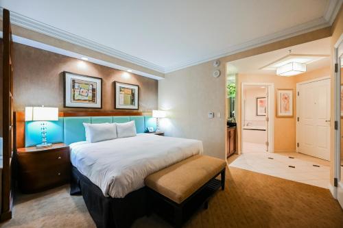 拉斯维加斯MGM Signature Towers, Balcony Suite, Strip View - NO RESORT FEES!的一间卧室配有一张大床和蓝色床头板