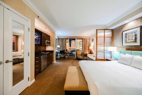 拉斯维加斯MGM Signature Towers, Balcony Suite, Strip View - NO RESORT FEES!的酒店客房设有一张大床和一张书桌。