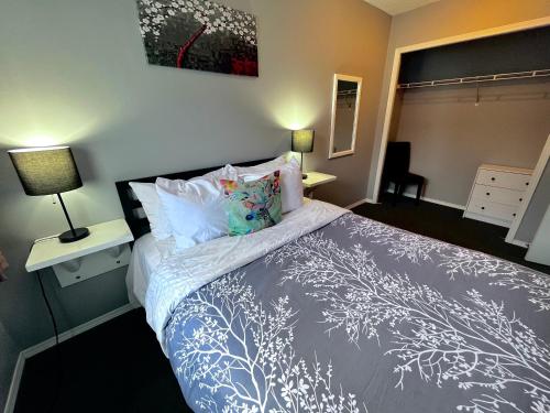 坎莫尔加拿大落基山小屋酒店的卧室配有一张带白色床单和枕头的大床。