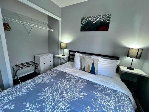 坎莫尔加拿大落基山小屋酒店的一间卧室配有一张带蓝色和白色棉被的床