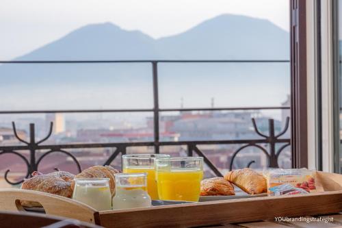 那不勒斯培欧尼亚住宿加早餐旅馆的糕点和橙汁托盘