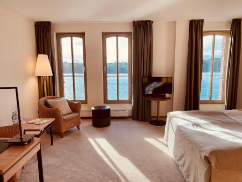 什未林茨格尔斯派克酒店的酒店客房设有一张床、一台电视和窗户。