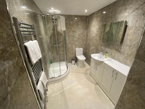 韦茅斯费尔赫维酒店的带淋浴、盥洗盆和卫生间的浴室