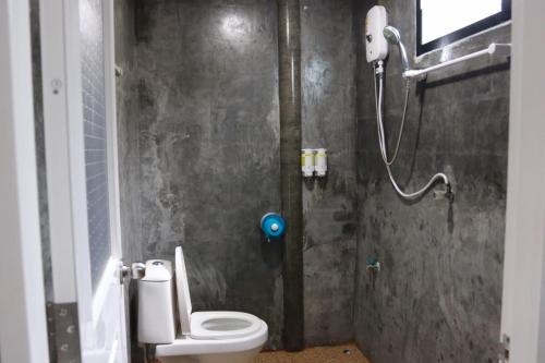 高兰Lanta Sabai Day House的带淋浴和卫生间的浴室。