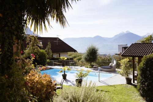 思科纳沃尔彻霍夫住宅酒店的后院设有山地游泳池