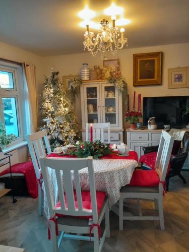班敦Saint Martin's Bed and Breakfast的一间设有桌子和圣诞树的用餐室