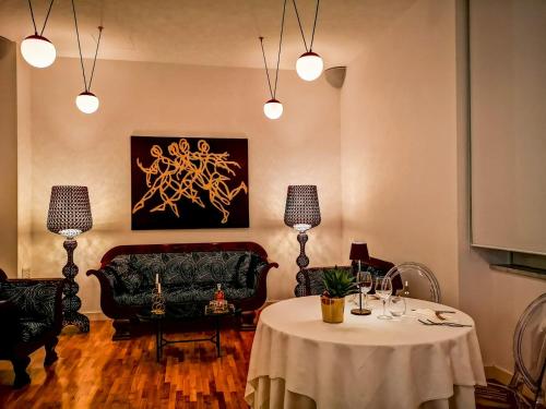 那不勒斯RIAMA AGRIRESORT的客厅配有桌子和沙发