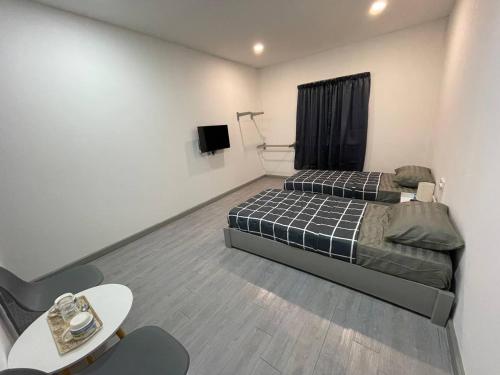 亚娄Alor Lanchang Roomstay的一间卧室配有一张床和一台电视。