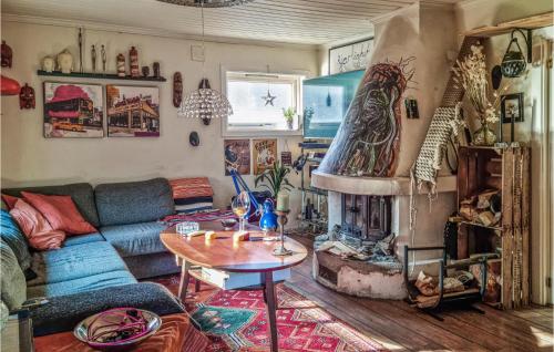 克里斯蒂安桑2 Bedroom Pet Friendly Home In Kristiansand的带沙发和壁炉的客厅