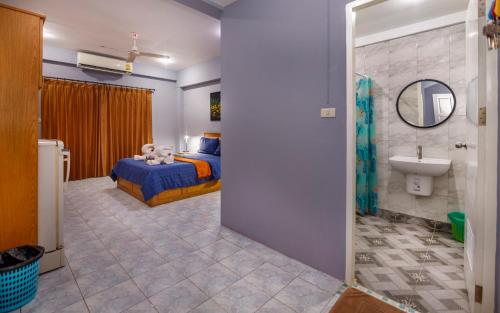 芭堤雅市中心旅行者休息运动酒吧酒店的一间卧室配有床和水槽
