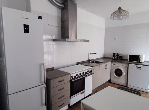 阿桂拉斯Casa Independiente Centro的厨房配有白色冰箱和洗碗机。