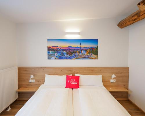 弗尔克马克特Kummers Motel的一间卧室配有一张红色枕头的床