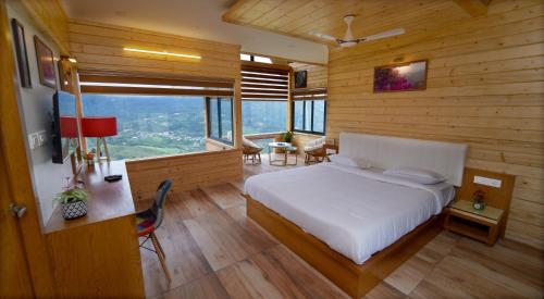 KanthalloorVrindhavan Farm Suites的卧室设有白色的床和木墙
