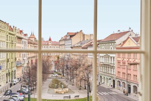 布拉格Andaz Prague - a Concept by Hyatt的从窗户可欣赏到城市街道的景色