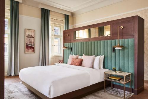 布拉格Andaz Prague - a Concept by Hyatt的一间卧室设有一张白色大床和绿色的墙壁