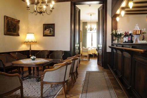 阿尔斯霍特卡斯迪尼乌兰酒店的一间带桌椅的餐厅和酒吧
