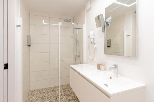 亨克B&B Tabibito的白色的浴室设有水槽和淋浴。