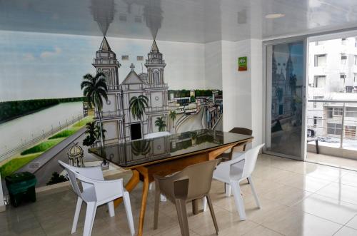 基布多Hotel Shaira 2的用餐室配有一张桌子,享有大楼的图片