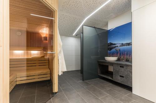 克雷纳尔波顿沃特酒店的带淋浴和盥洗盆的浴室