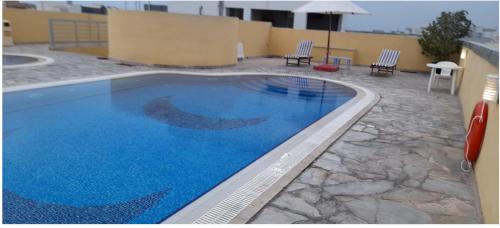 迪拜阿卡斯酒店公寓的大楼内的一个蓝色海水游泳池