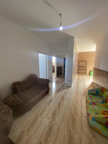 马达巴Apartment in madba的客厅配有沙发和一张床