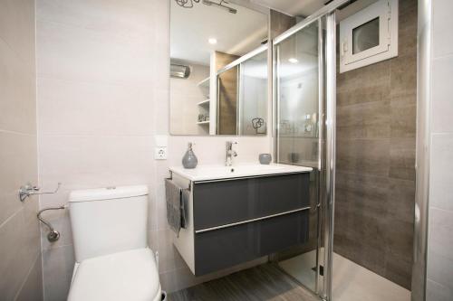 巴古尔Apartament al cor de Begur的浴室配有卫生间、盥洗盆和淋浴。
