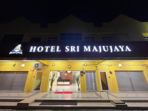 哥打巴鲁Hotel Sri Maju Jaya的大楼前的酒店标志