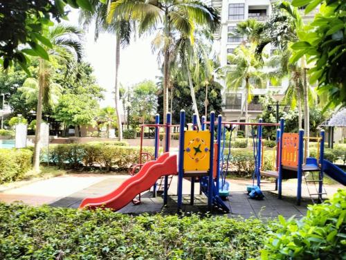 马六甲Homestay Melaka Mahkota Melaya Raya的公园里一个带滑梯的游乐场