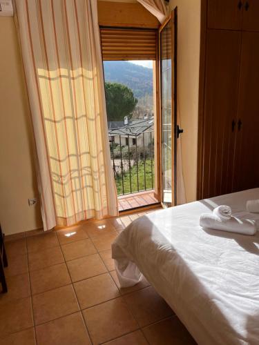 里奥帕尔La Rueda的一间卧室设有一张床和一个大窗户