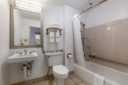 费耶特维尔Quality Inn Near Fort Liberty formerly Ft Bragg的浴室配有卫生间、盥洗盆和浴缸。