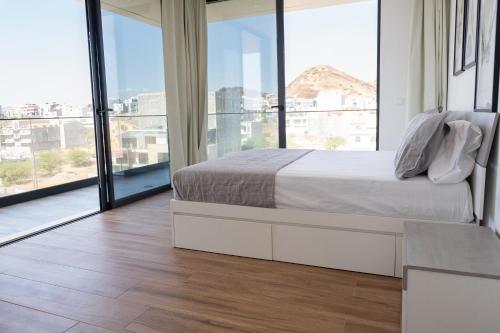 普拉亚3 bdr aprt, best seaview, rooftop pool - LCGR的一间卧室设有一张床和一个大窗户