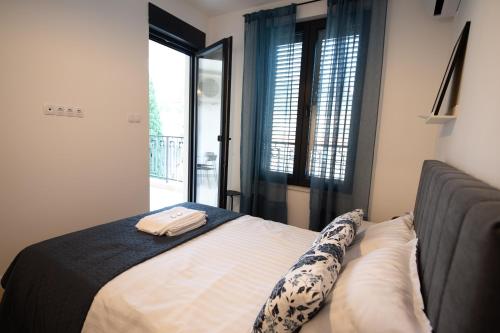 特雷比涅Apartman Mango & Mia的一间卧室设有一张床和一个窗口