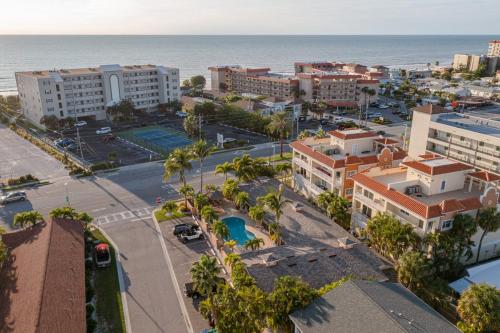 圣徒皮特海滩Walkable to Restaurants and Steps to the Beach! - Coconut Villa's Suite 10的城市的空中海景