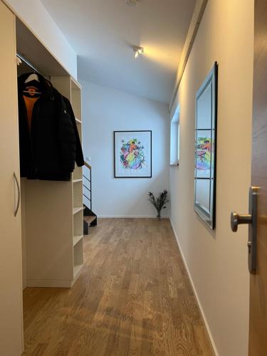 费尔德伯格Haus Wiesenquelle, Deluxe-Apartment 'Feld & Berg'的一条有白色墙壁的走廊和一个带门的走廊