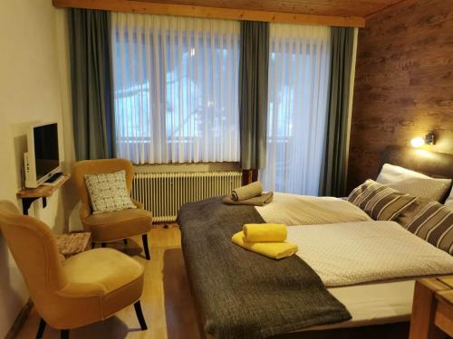 上柯尼希山麓米尔巴赫Apartments Helsen的酒店客房,配有两张床和椅子